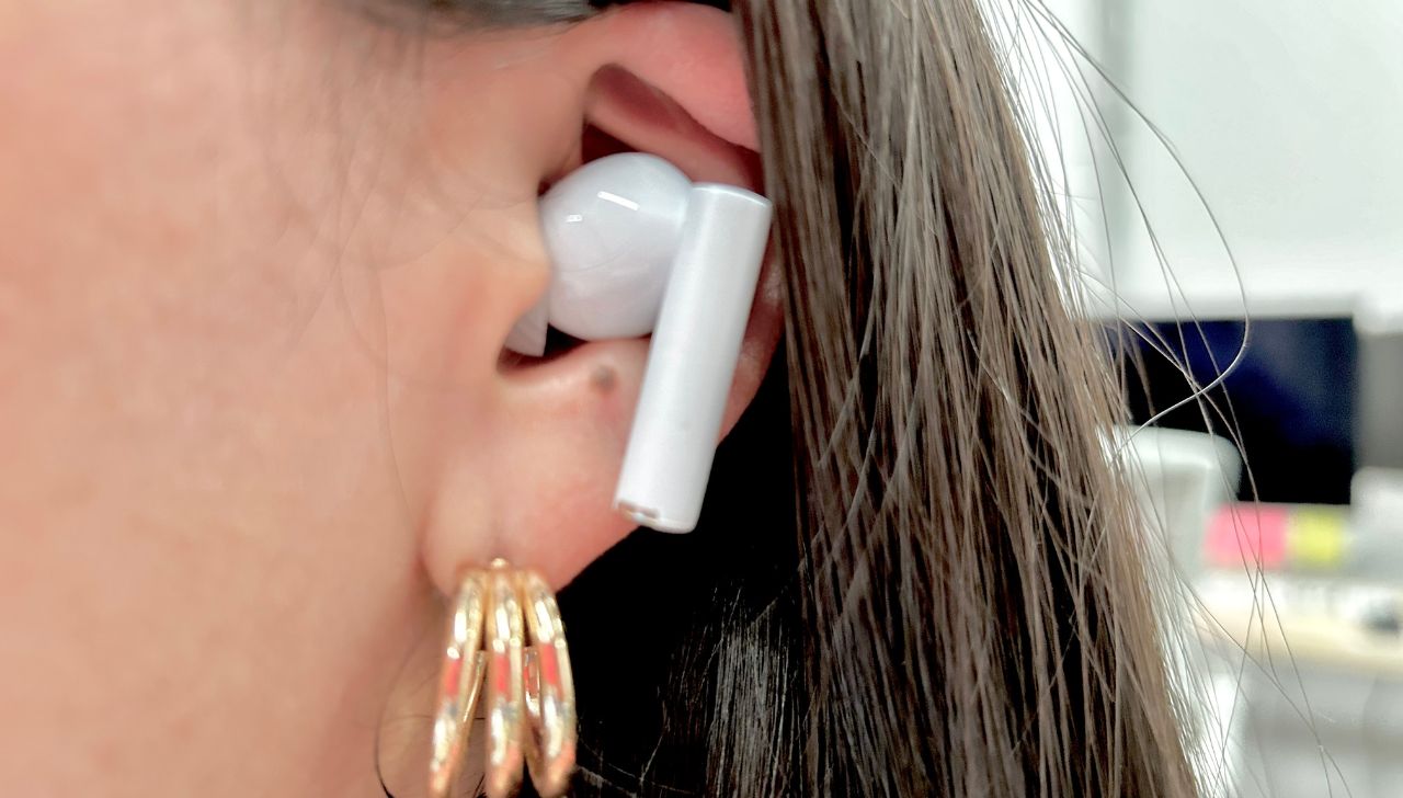 Patricio Ochoa, médico especialista en longevidad: "Usar estos auriculares es como ponerte un microondas en la cabeza"