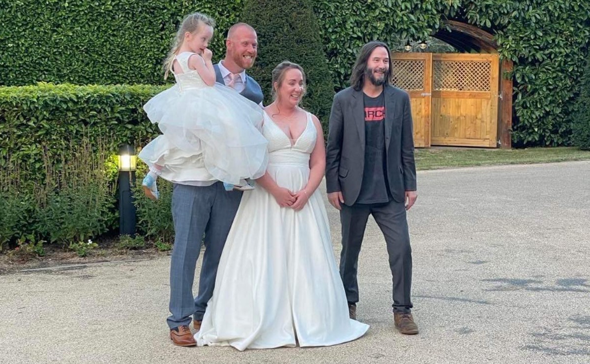Keanu Reeves llegó a la boda de Nikki Jodi y se toma foto