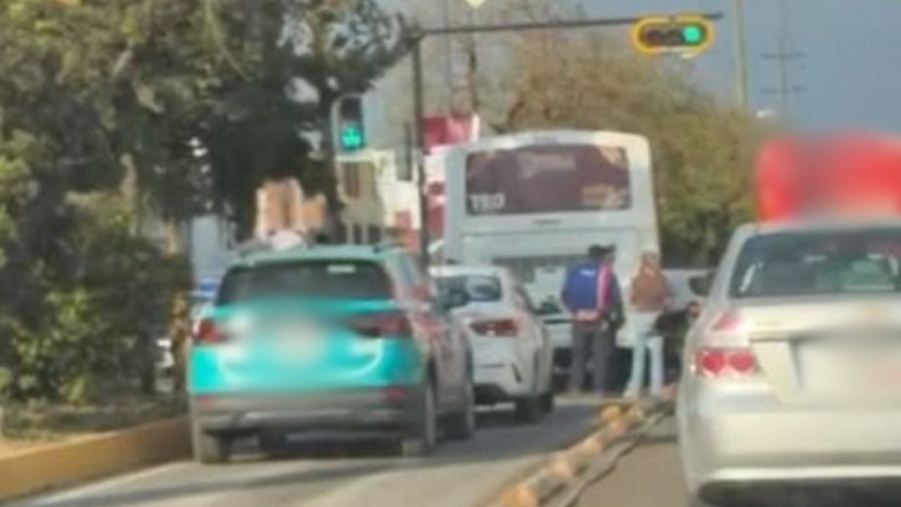 Choque contra RUTA provoca caos sobre Diagonal Defensores en Puebla hoy; tráfico intenso