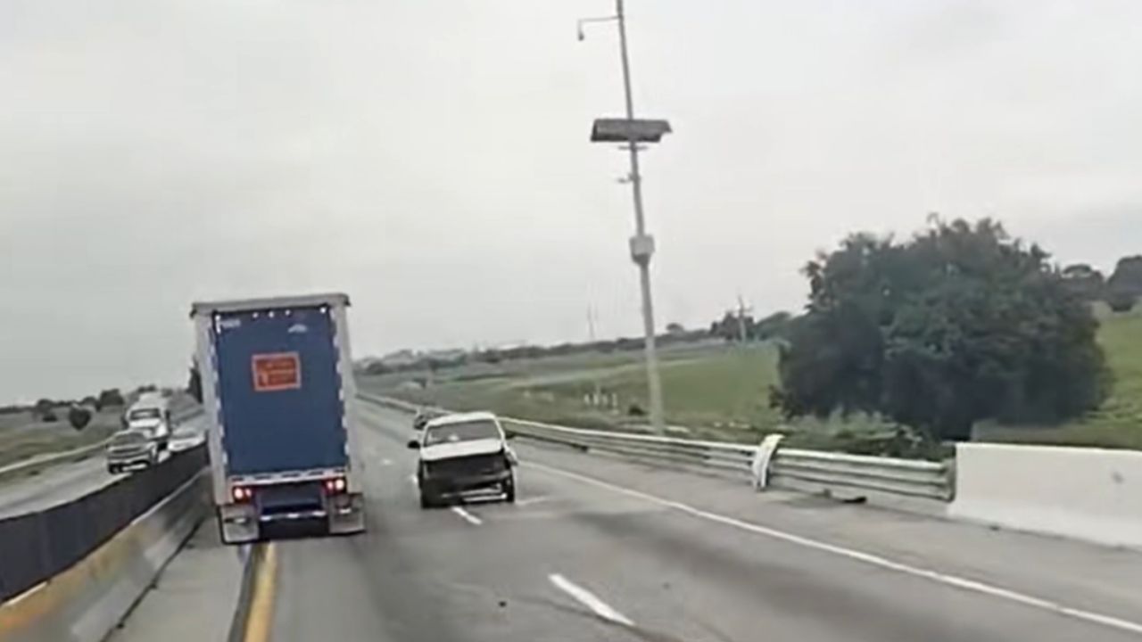 VIDEO: Choque antes de la caseta de Amozoc deja caos vial hoy; camioneta impactó contra muro
