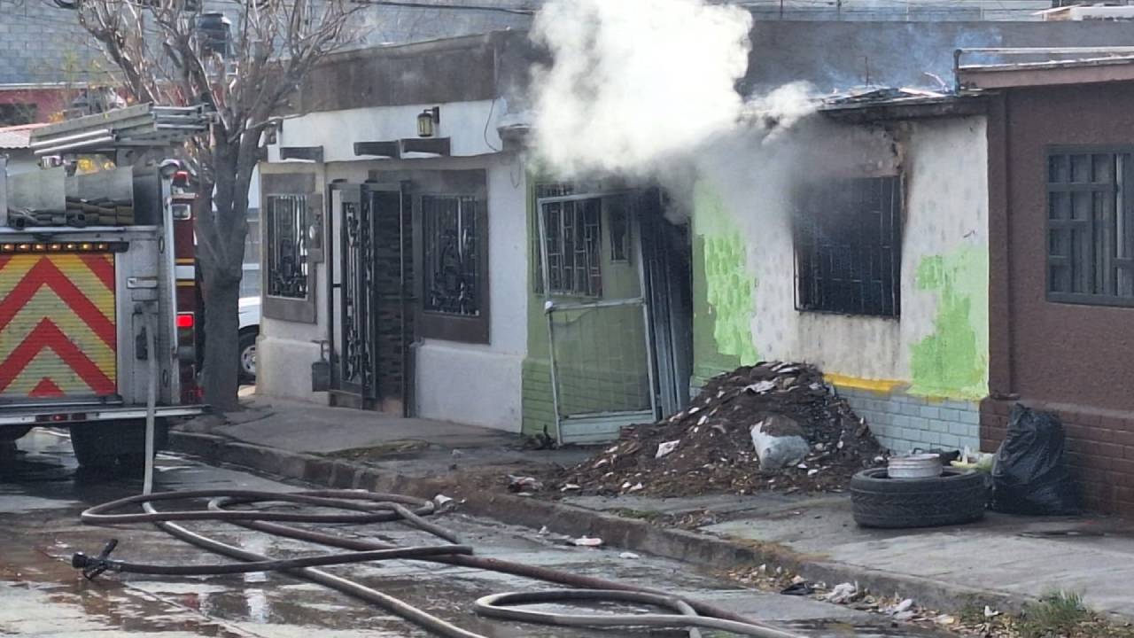 Incendio consume vivienda en la colonia Nombre de Dios en Chihuahua