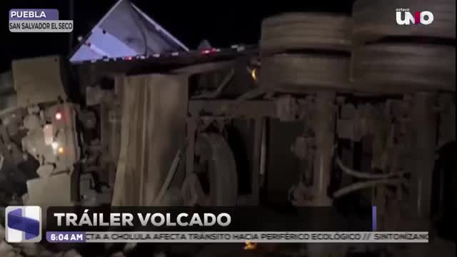 Tráiler termina volcado tras fuerte accidente en la vía Nopalucan-Cuapiaxtla