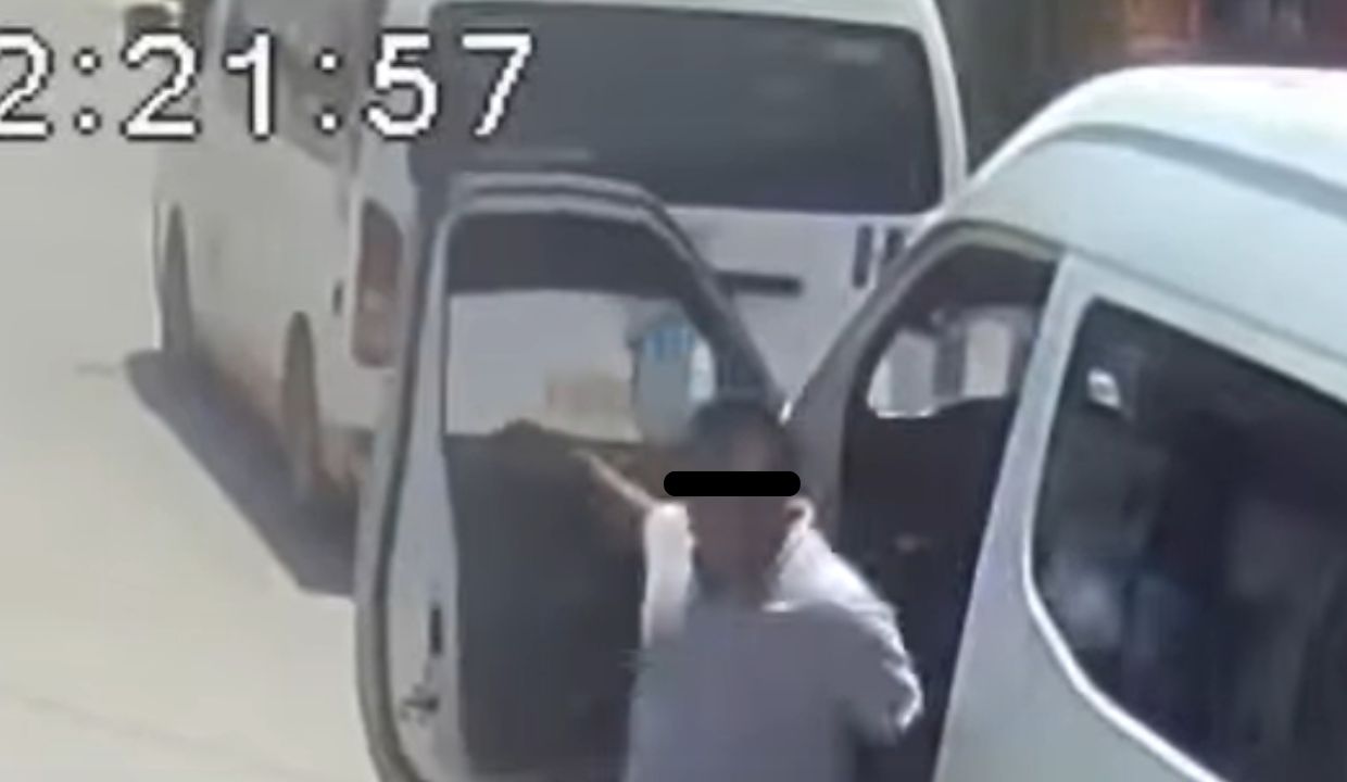 VIDEO: ¡Por tocar el claxon! 'Abuelito' es golpeado por conductores del transporte público en Puebla