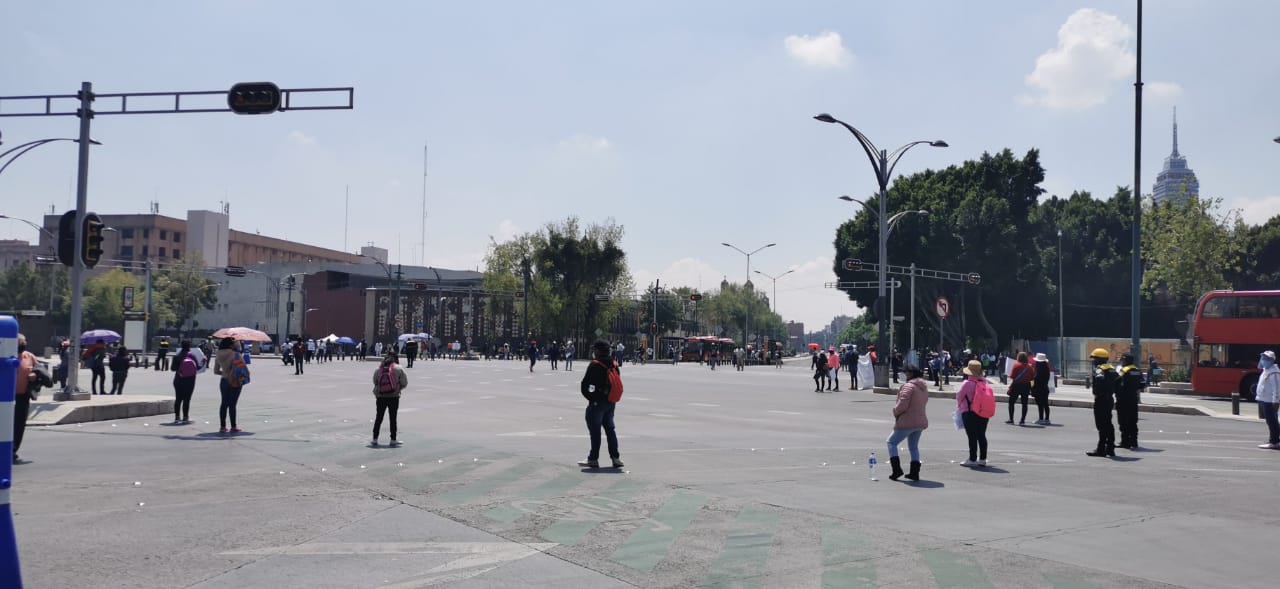 Maestros del Edomex bloquean Paseo de la Reforma esquina con Av. Hidalgo