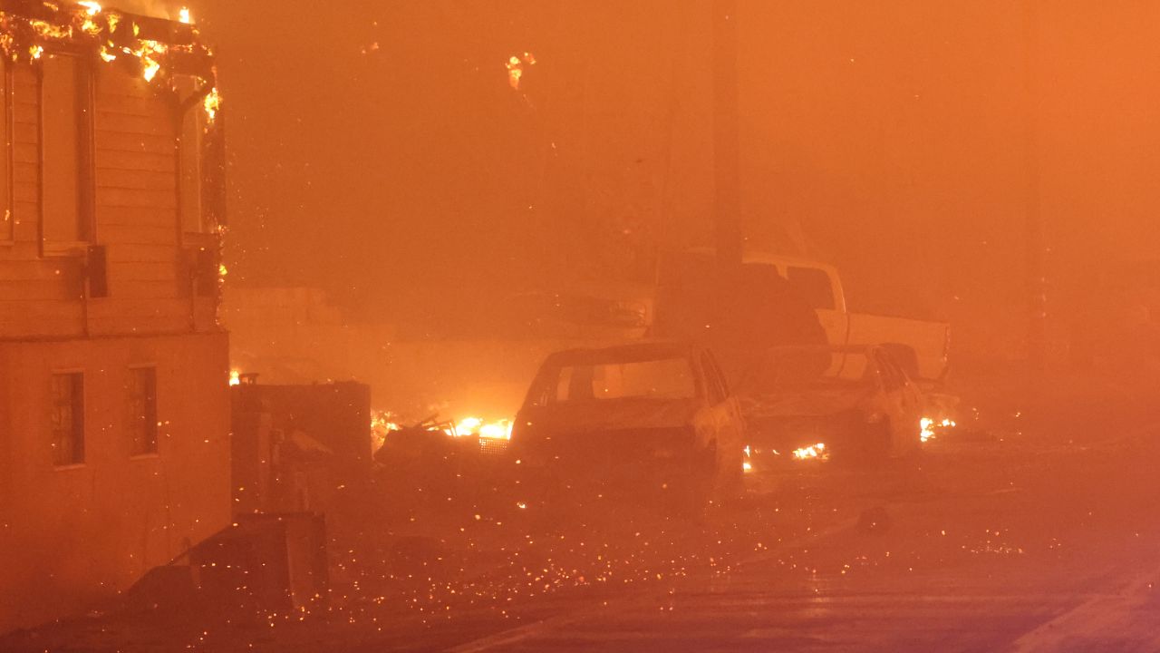 Anuncian toque de queda en Los Ángeles, California por incendios de ...