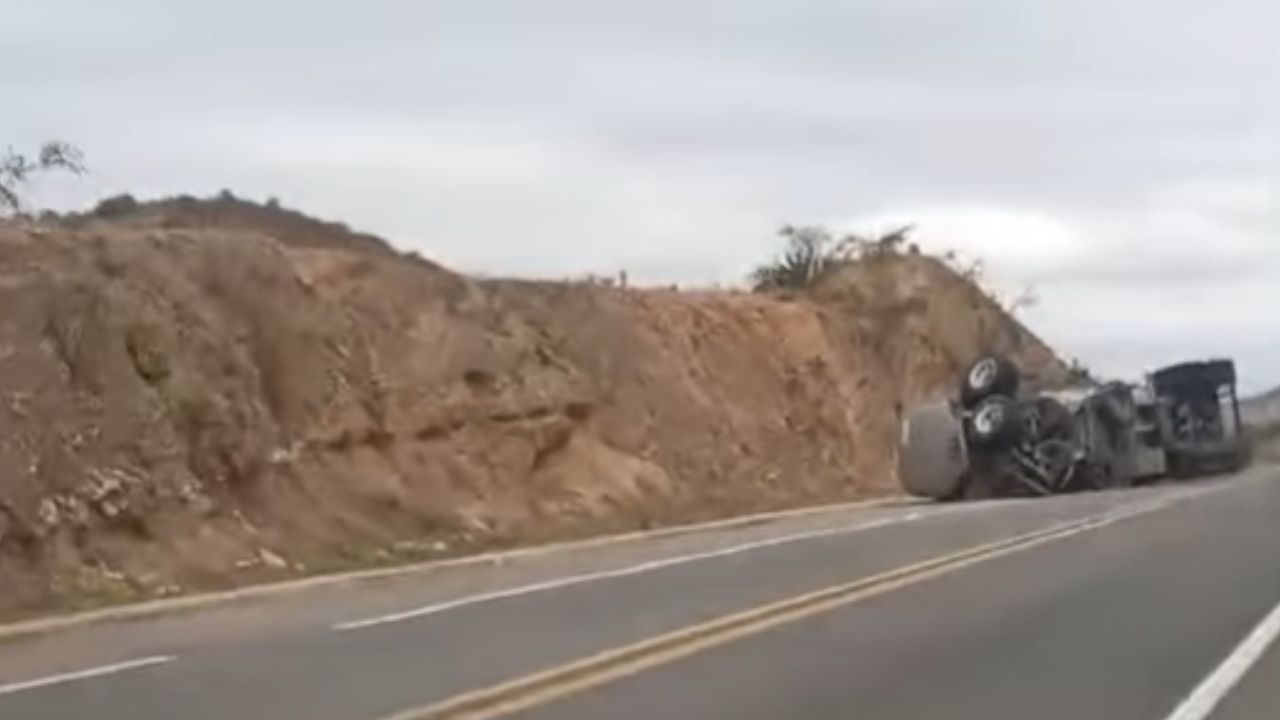 ¿Qué pasó en la carretera Cuacnopalan-Oaxaca hoy domingo?: Volcadura de pipa dejó cierre total
