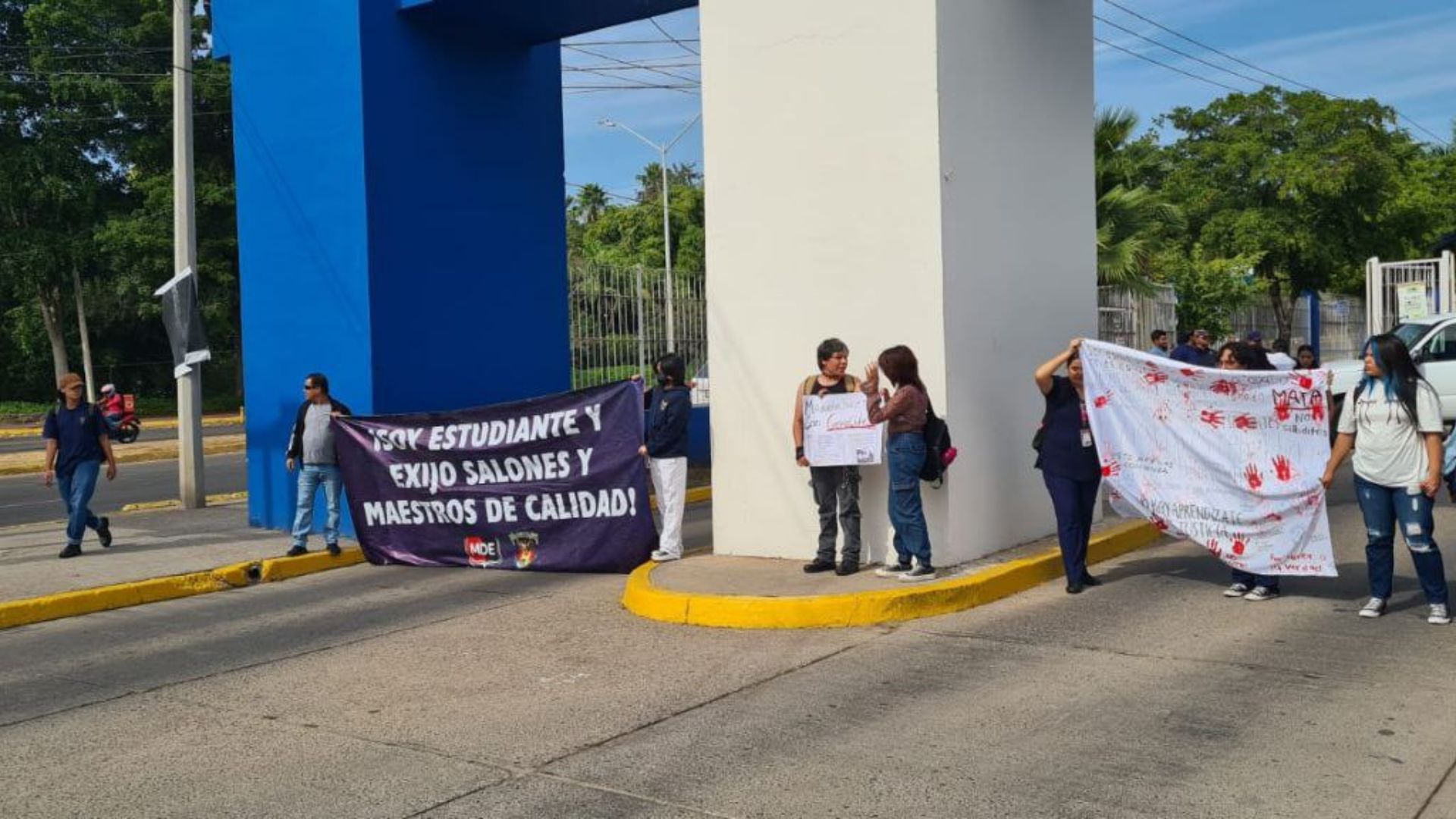 Estudiantes de la UAS bloquean entrada a Ciudad Universitaria en Culiacán
