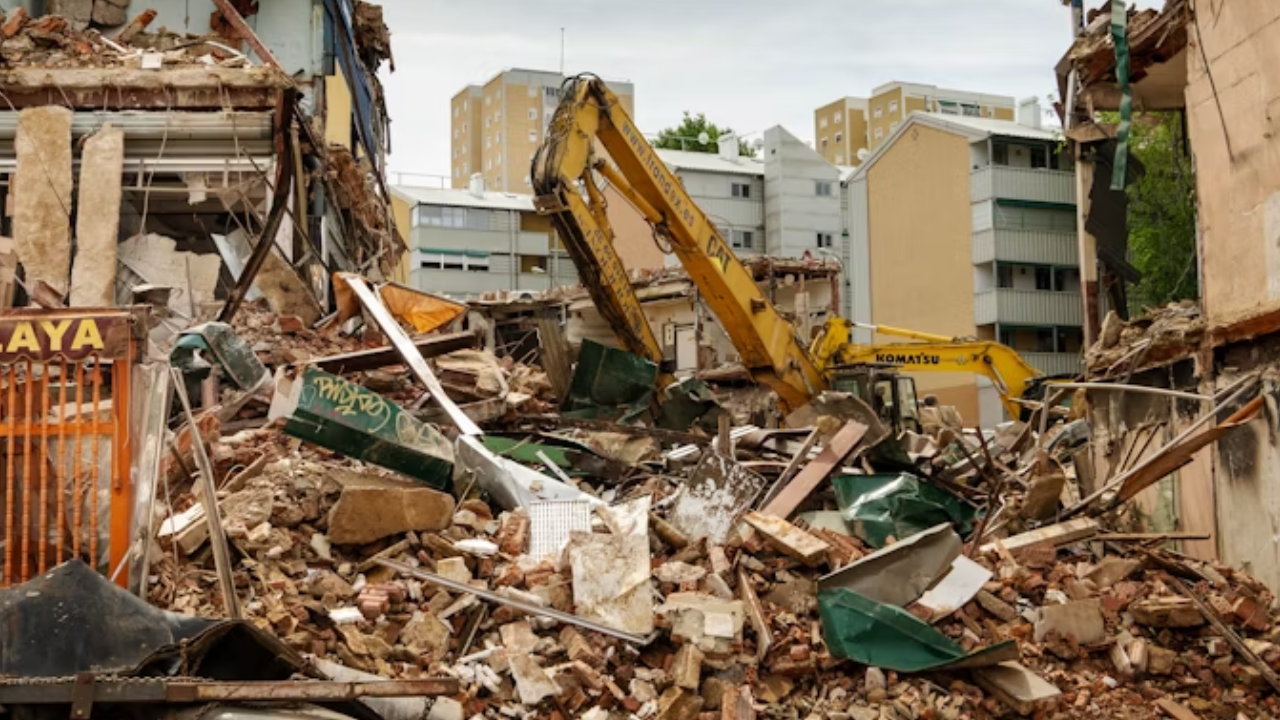 Se derrumba un edificio de 7 pisos y deja 2 muertos