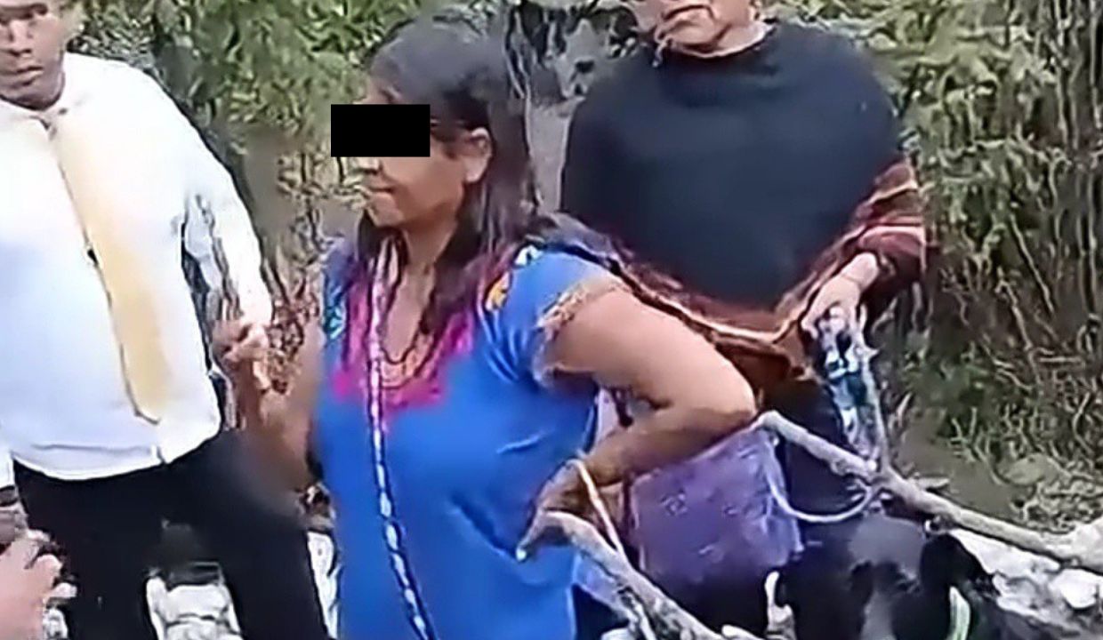 VIDEOS: Pobladores atacan a dos mujeres señaladas 'brujas' tras presunto rito satánico