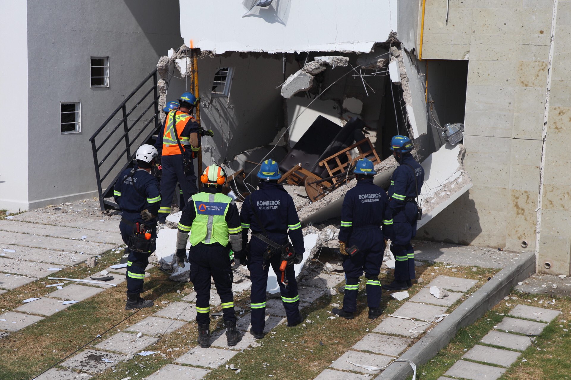Explosión de gas en Querétaro deja casas dañadas y al menos 10 heridos