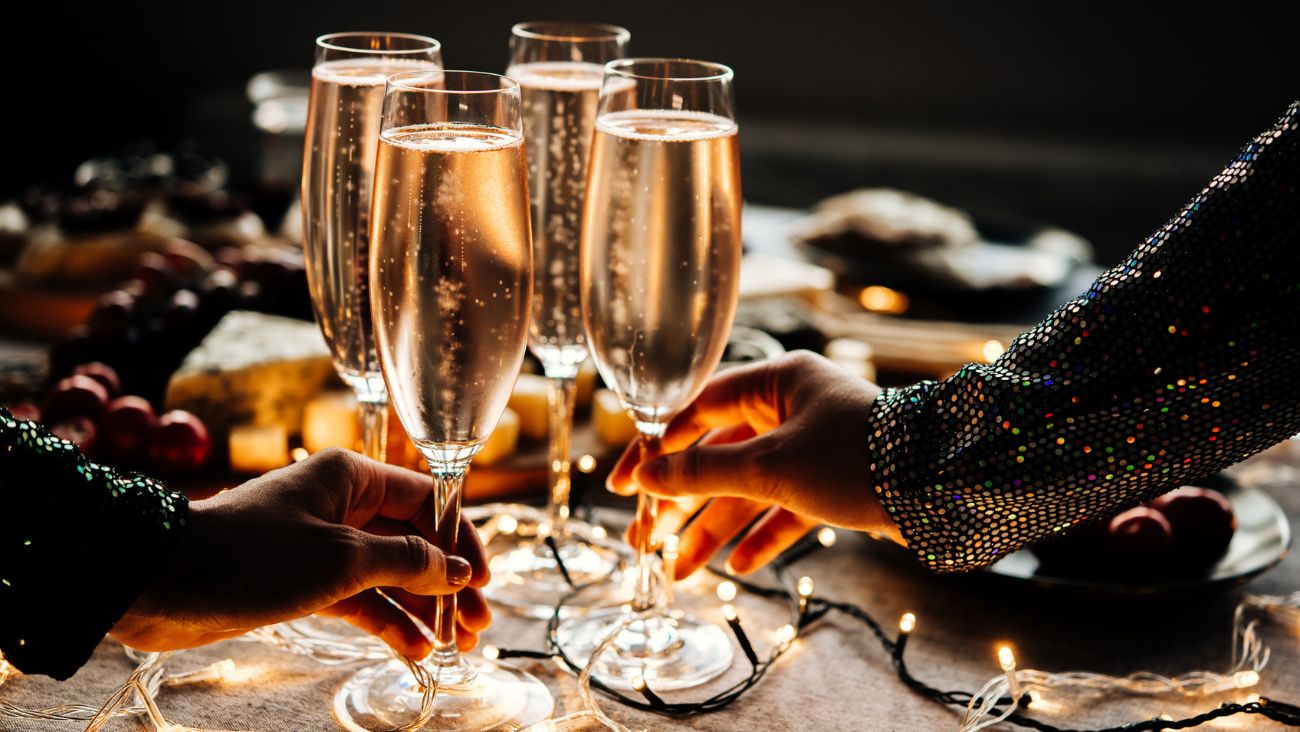 Expertos dan tips para evitar la resaca navideña sin tener que dejar de beber alcohol