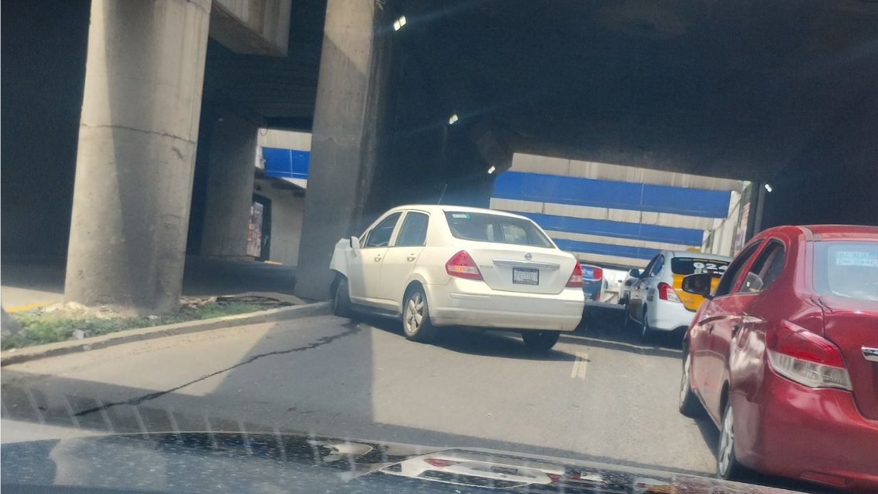 VIDEO: Se registra fuerte CHOQUE en el distribuidor Juárez-Serdán HOY; así se ve la zona