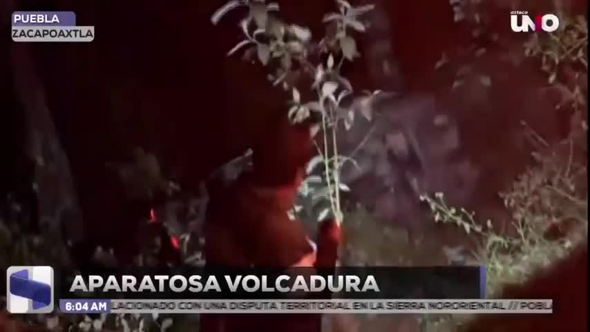 Vehículo acaba en barranco en carretera estatal Acuaco-Zacapoaxtla