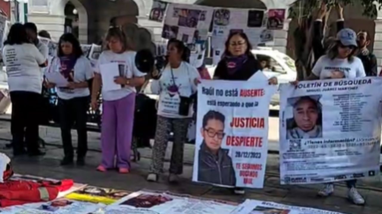 Familiares de desaparecidos se manifiestan en el Zócalo de Puebla