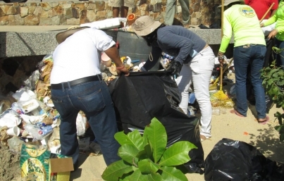 Recolectan 70 toneladas de basura en playas de Acapulco