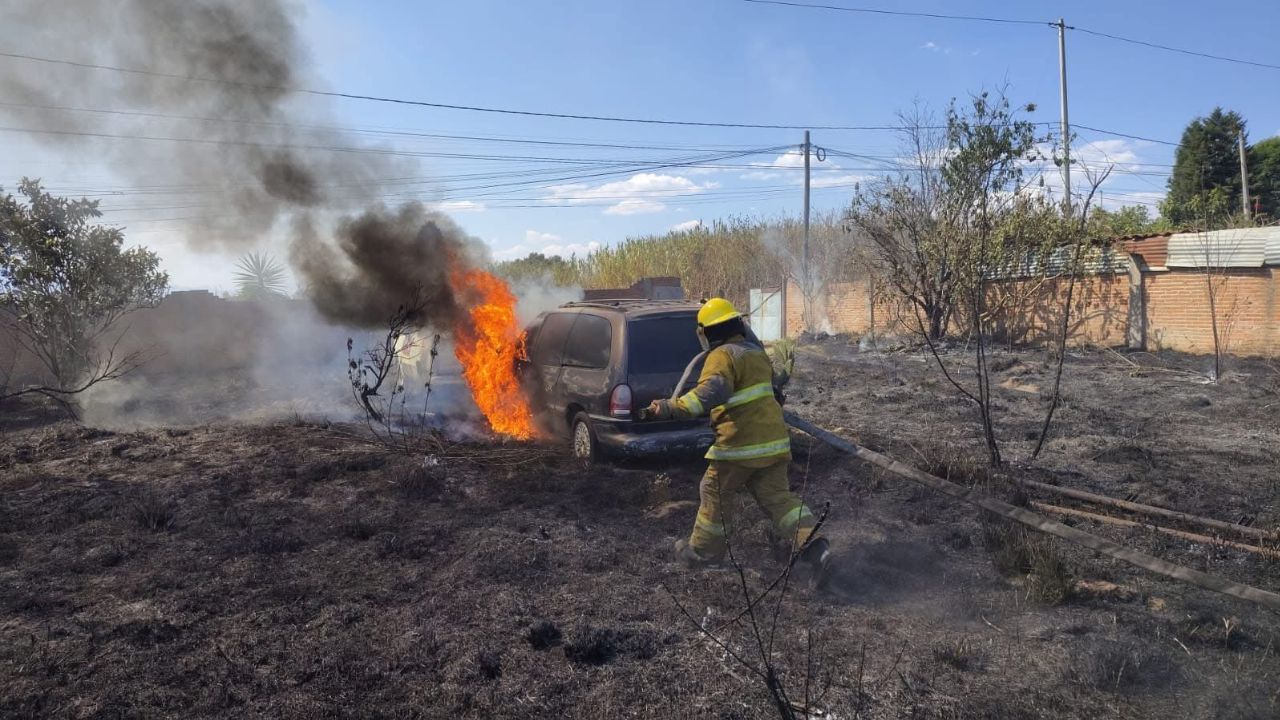 FOTOS: Camioneta quedó calcinada tras incendio en Cuautlancingo hoy; reportan múltiples daños