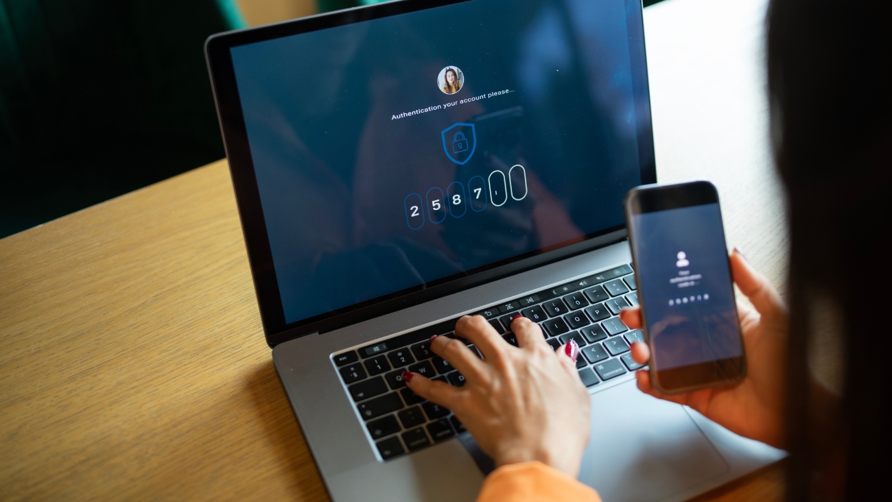 Alertan por fraudes digitales que afectan más a mujeres