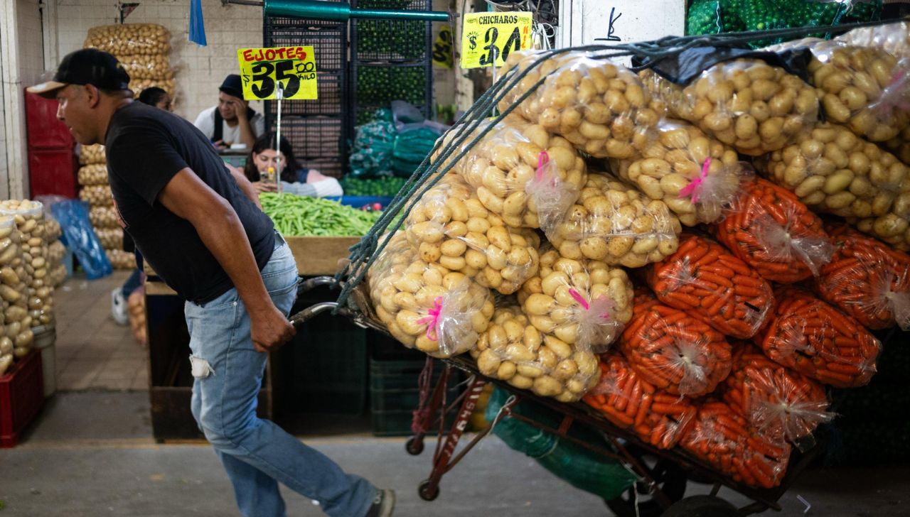 Precios de frutas y verduras de temporada en la Central de Abasto de