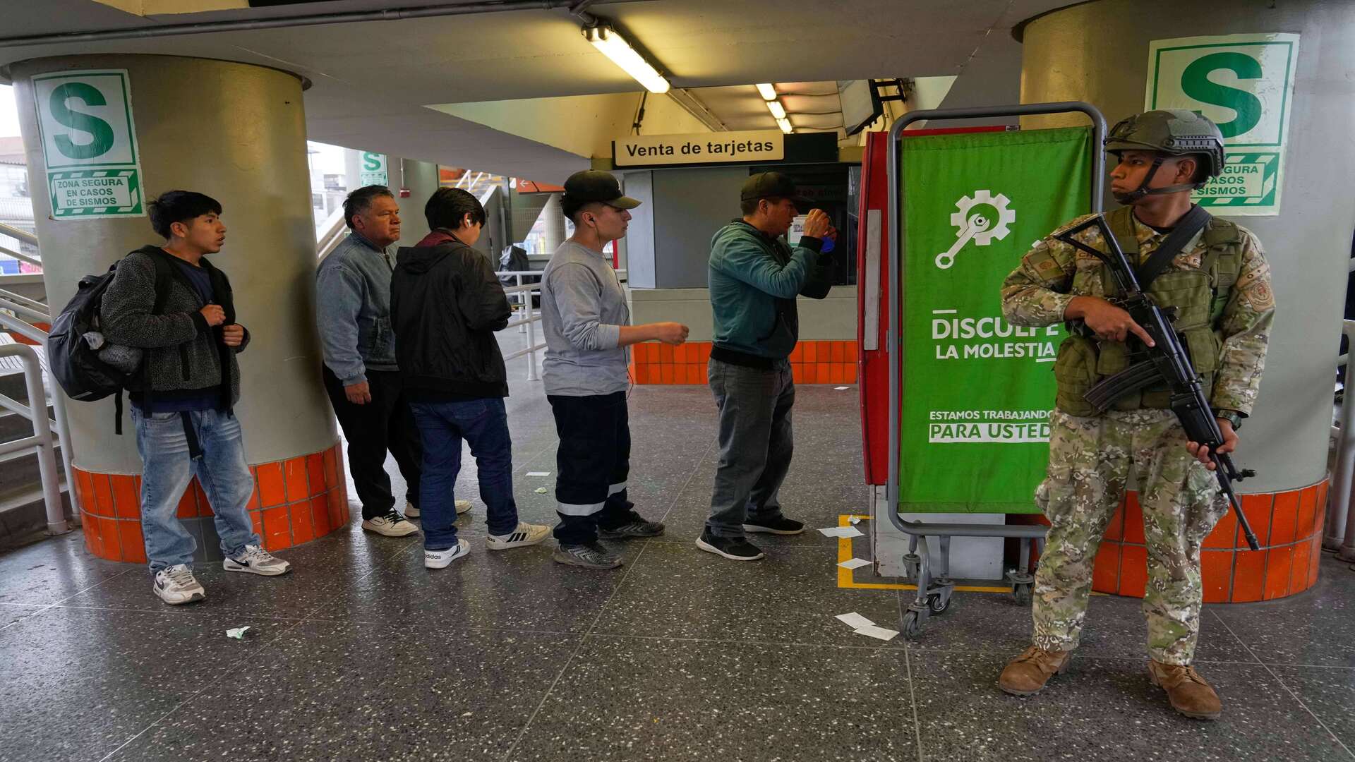 Peruanos marchan para exigir renuncia de presidente