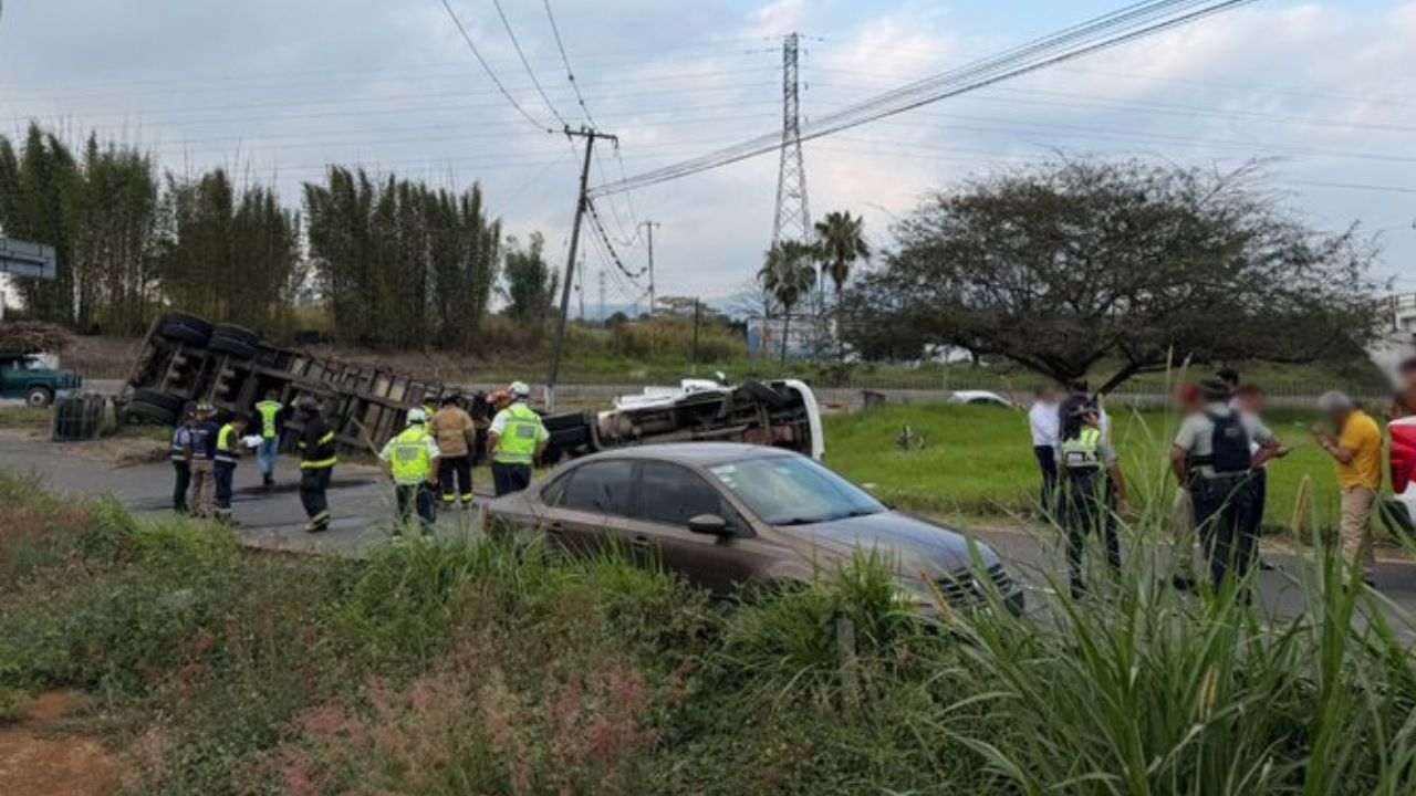 Volcadura y accidente bloqueó la carretera Córdoba-Puebla hoy: Tráiler quedó atravesado