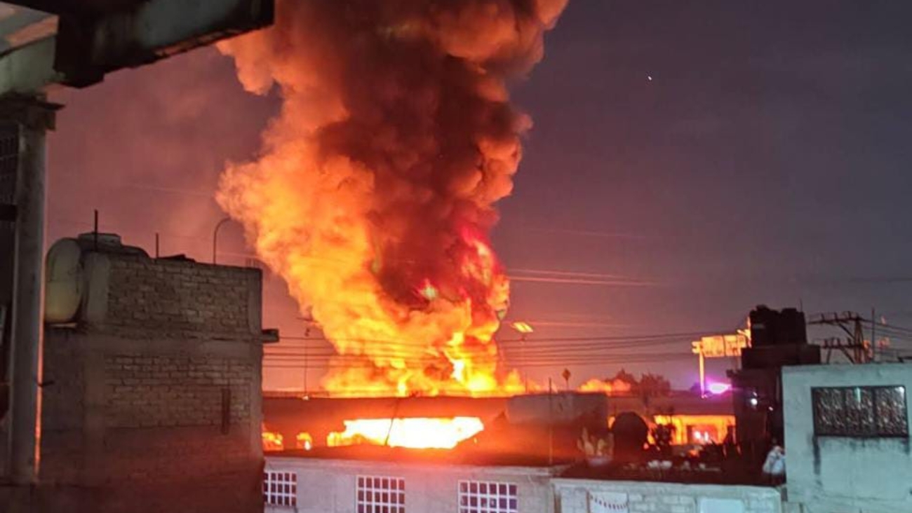 Se registra fuerte incendio en fábrica de pinturas en Ecatepec; vecinos son desalojados