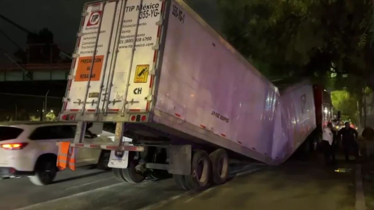 VIDEO: Tráiler se partió a la mitad en Zaragoza y generó caos vial; así tronó la caja