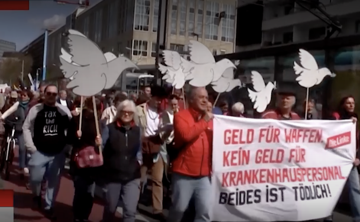 Marcha por la paz en Fráncfort: cerca de mil personas protestan por restricciones de viaje