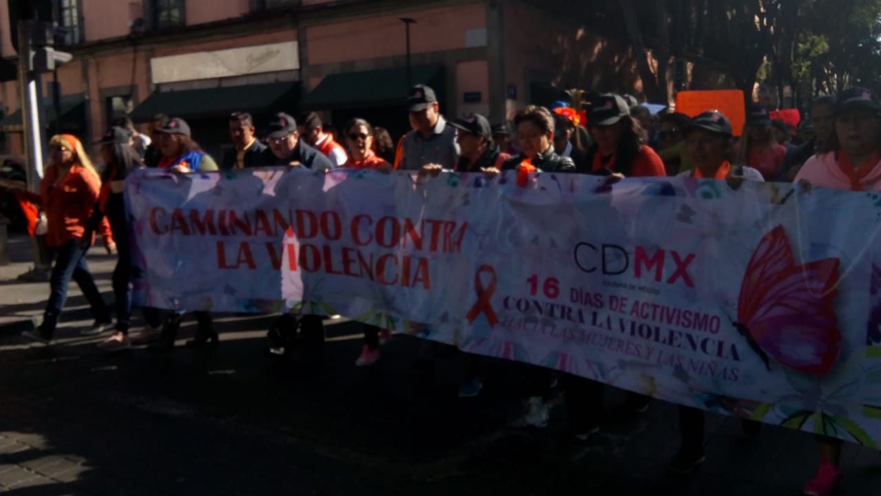 Marchan en la CDMX contra la violencia hacia las mujeres y niñas