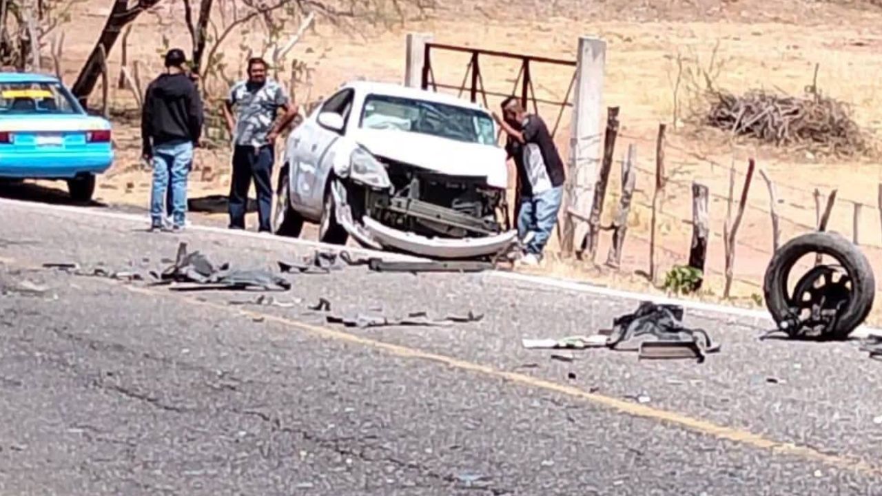 FOTOS: Captan fuerte accidente contra autobús de pasajeros en Tulcingo, Puebla hoy; quedó destrozado