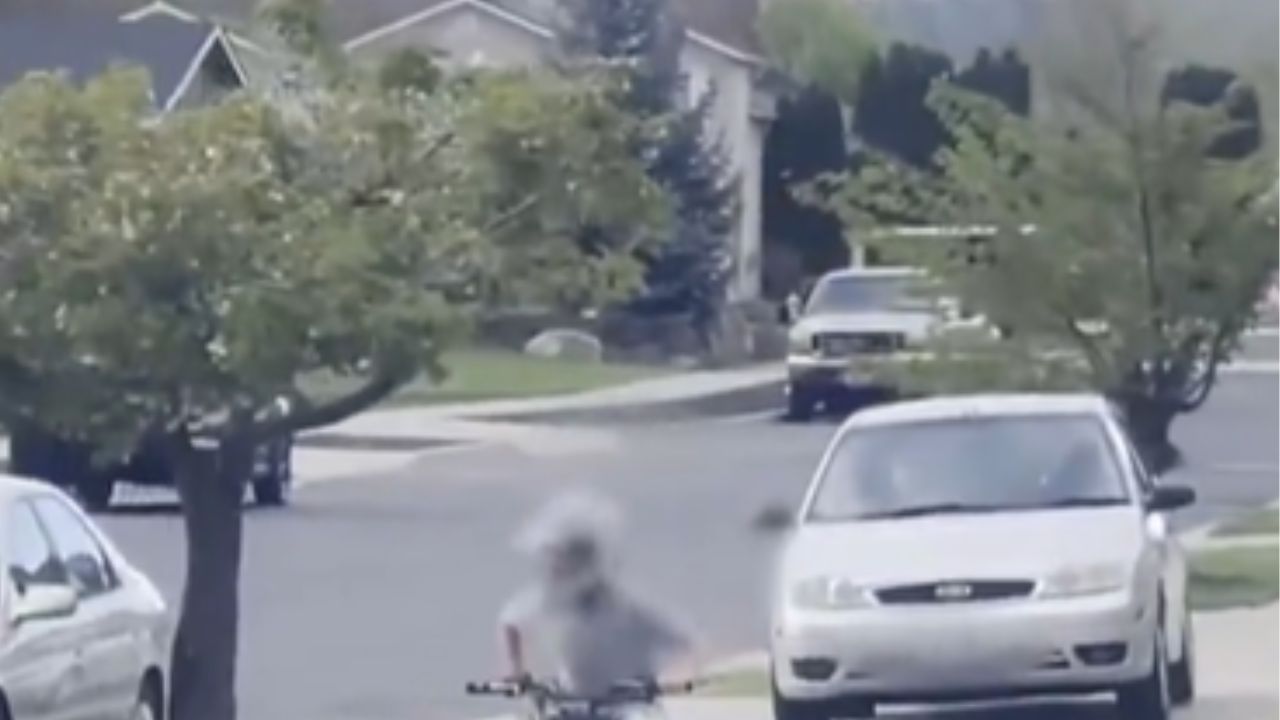VIDEO: Captan a mujer intentando atropellar a menor; lo persiguió por varias calles