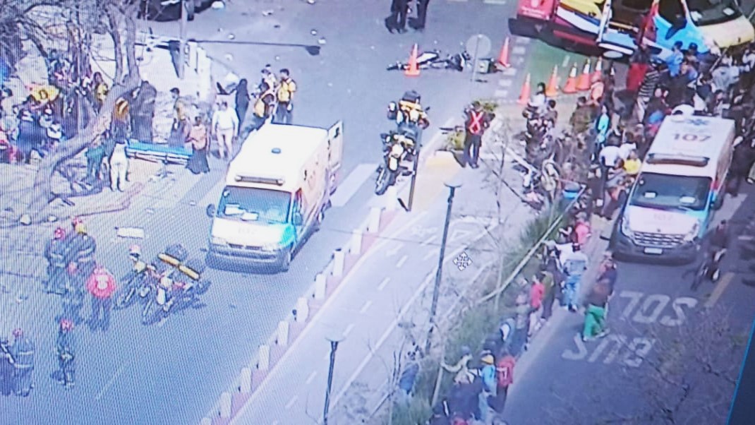 Hombre pierde control de su auto y atropella a 35 personas en Córdoba ...