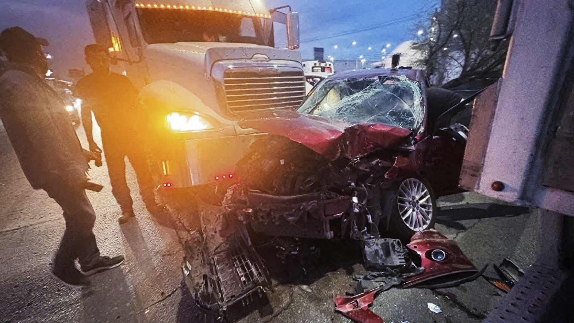 Tráiler presuntamente sin frenos provoca choque múltiple en la avenida ...