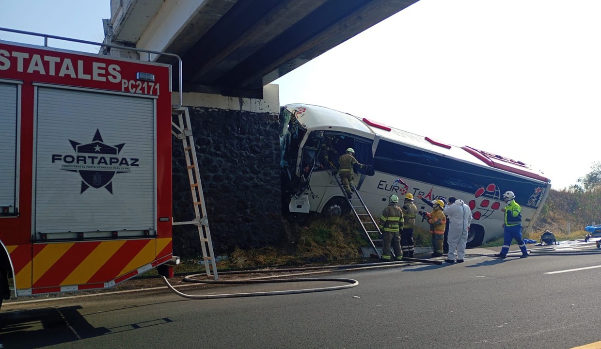 VIDEO: Autobús choca contra camión de gas LP en autopista y deja 29 heridos; entre ellos, un prensado