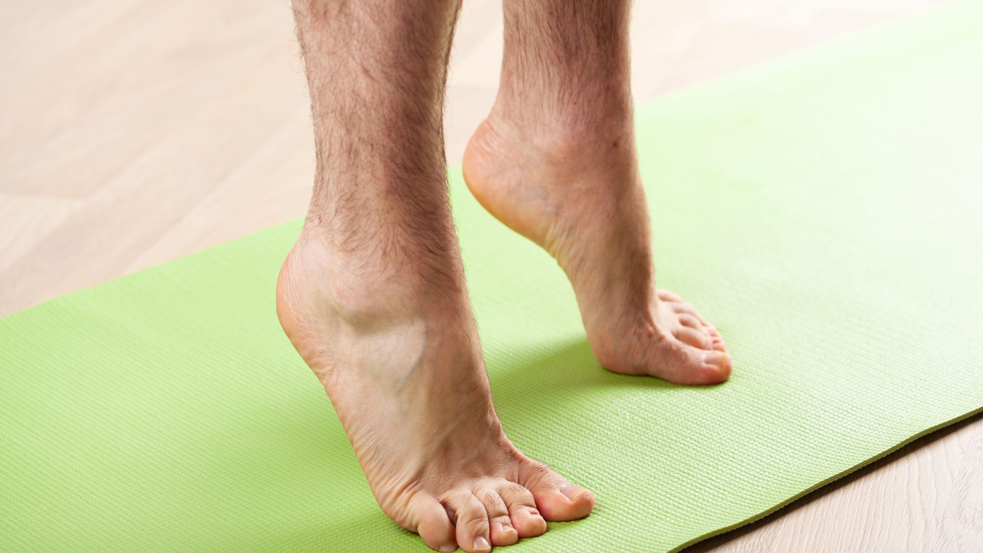 https://tvazteca.brightspotcdn.com/6b/f0/2bfac2da48a39321ad516c1142db/ejercicios-para-fortalecer-los-musculos-del-pie-como-hacerlos-y-por-que.jpg