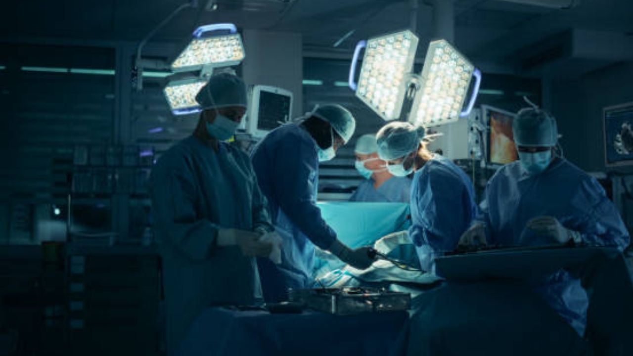 Acusan a médico de fracturar nuevamente la pierna de una adolescente durante revisión médica