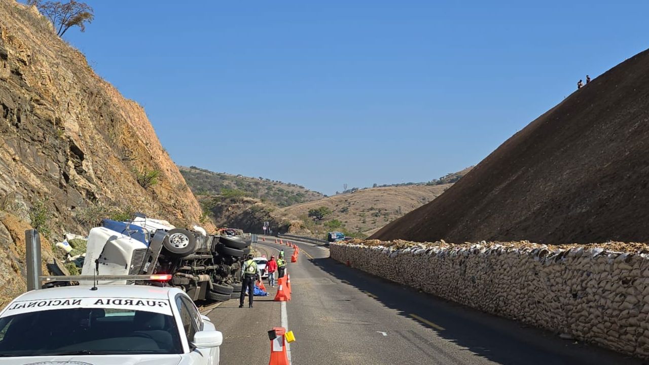 VIDEO: Aparatoso choque causa cierre en la carretera Cuacnopalan-Oaxaca HOY miércoles