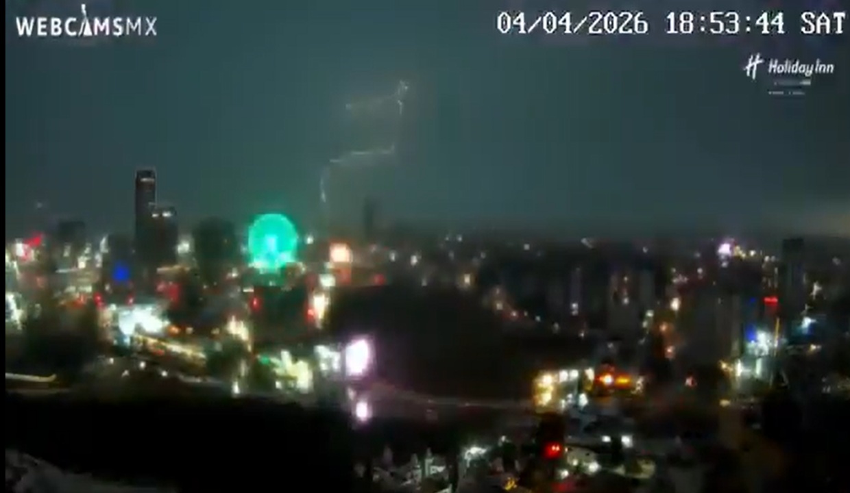 VIDEO: ¿Lo viste? Captan momento exacto de caída de relámpago durante tormenta en Puebla
