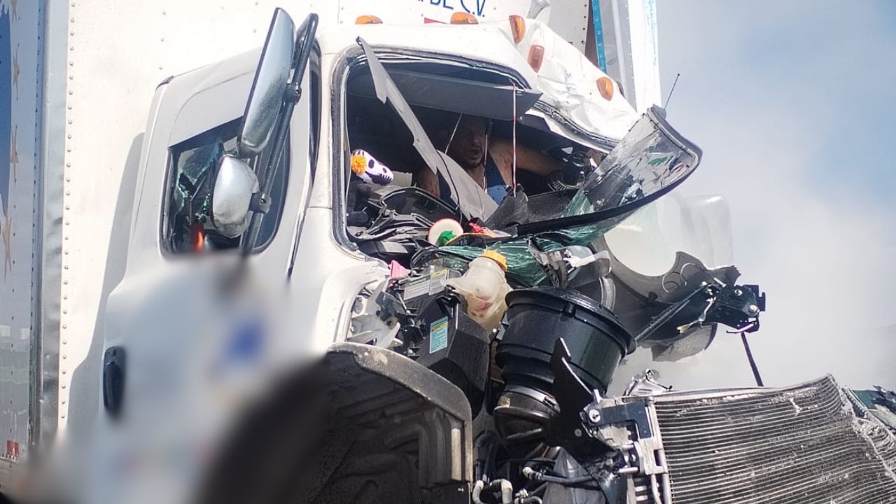 Conductor quedó prensado tras accidente en la autopista Puebla-Orizaba hoy: Tráfico paralizado