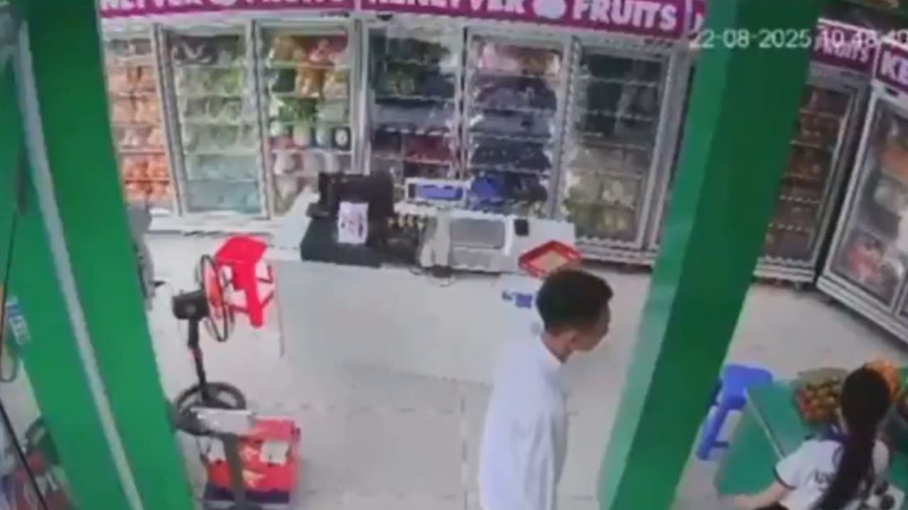 VIDEO FUERTE: Adolescente golpea a su compañera tras rechazo; no quería ser su novia