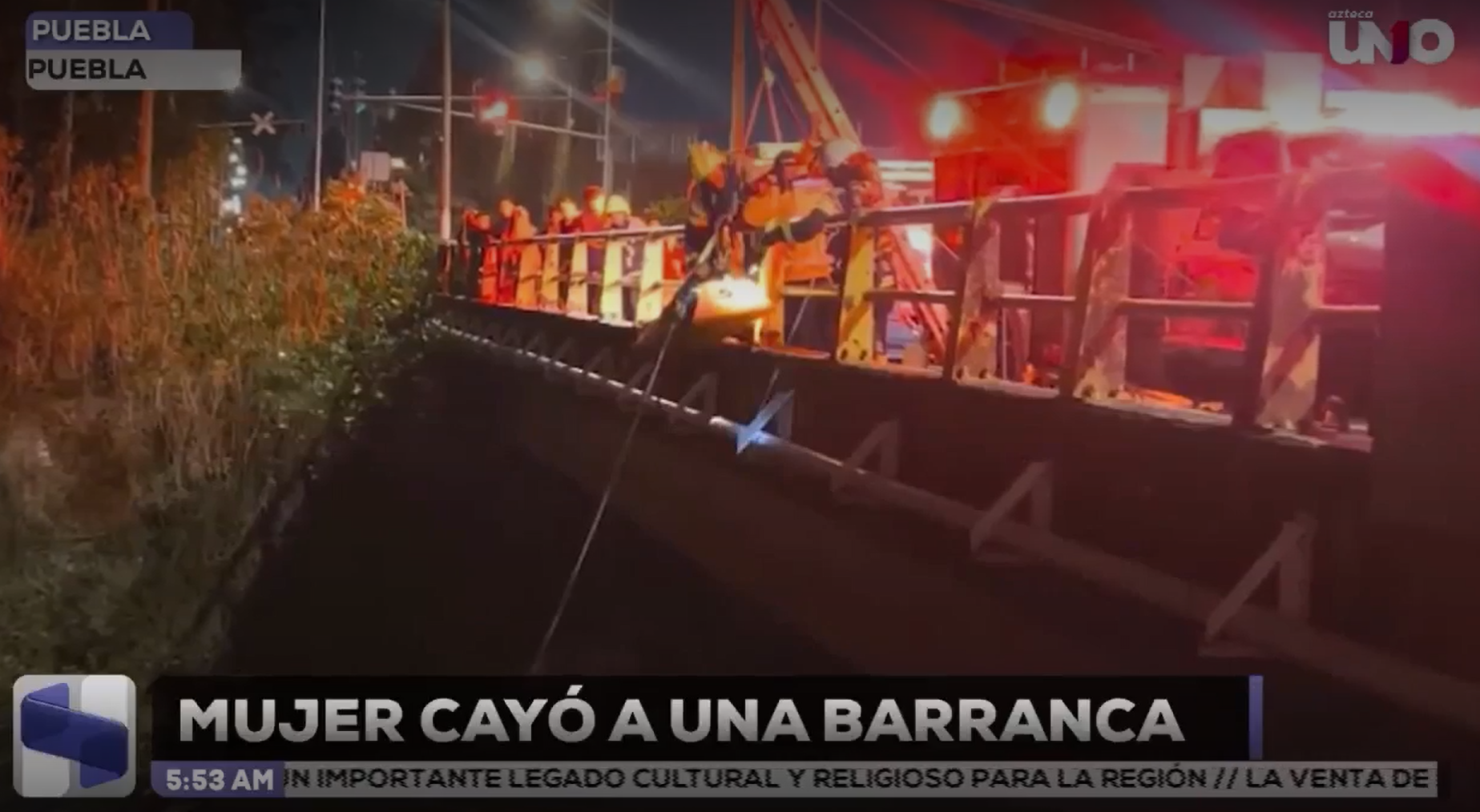 Rescatan a una mujer tras caer en barranca en Puebla