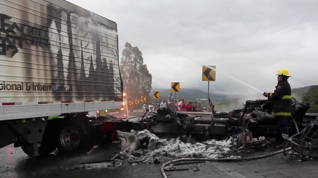 Tráiler incendiado en la autopista México-Puebla provoca tráfico en Tlahuapan