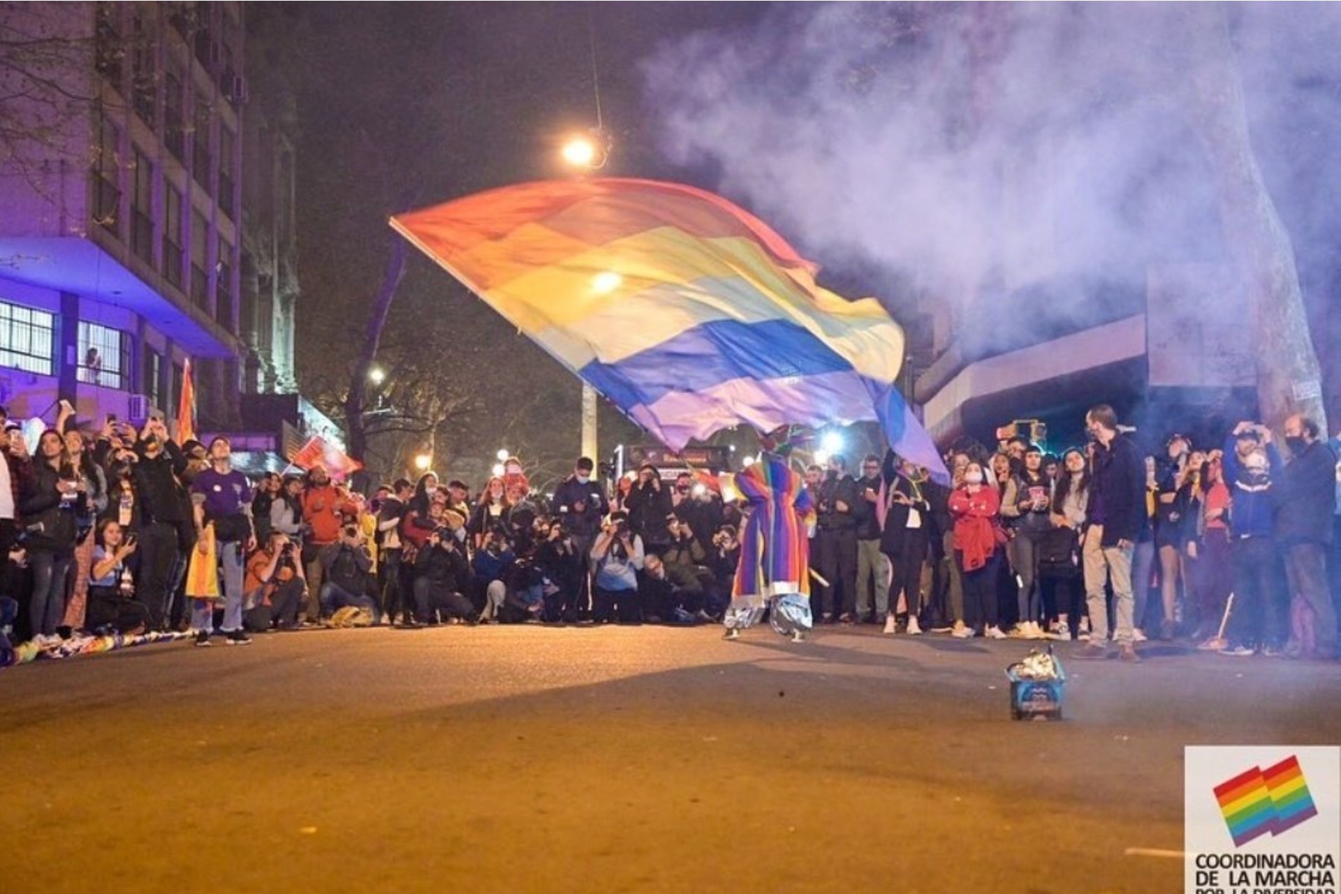 Con tapabocas, realizan marcha por la diversidad sexual en Uruguay
