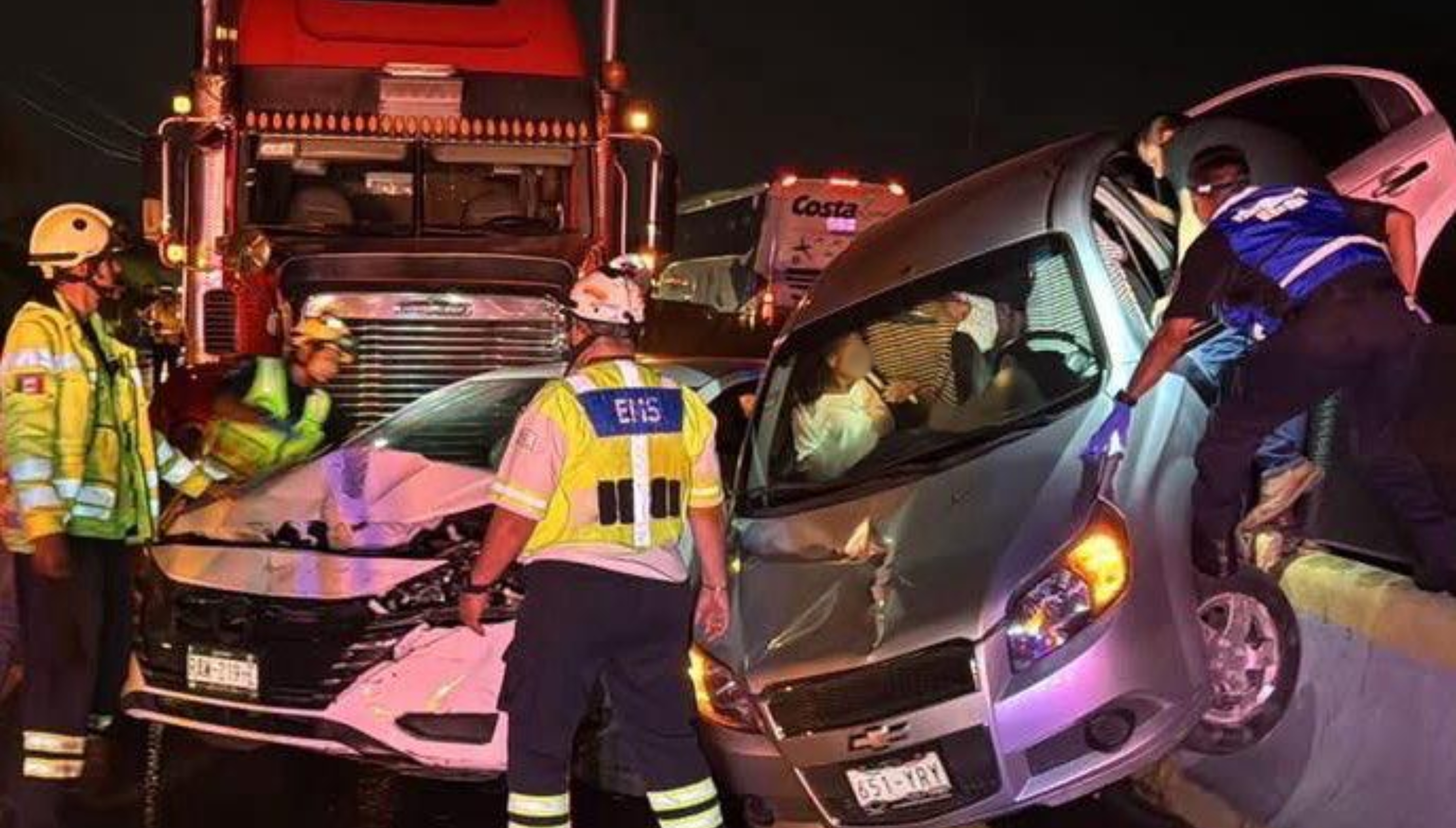 [FOTOS] Tráiler sin frenos provoca múltiple choque en la Autopista del ...
