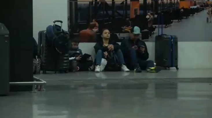 Banco de neblina deja varados a decenas de pasajeros en Monterrey