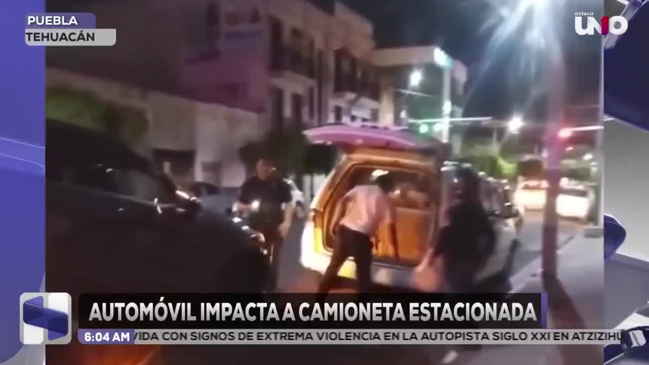 Un automóvil se impacta contra una camioneta estacionada en Tehuacán