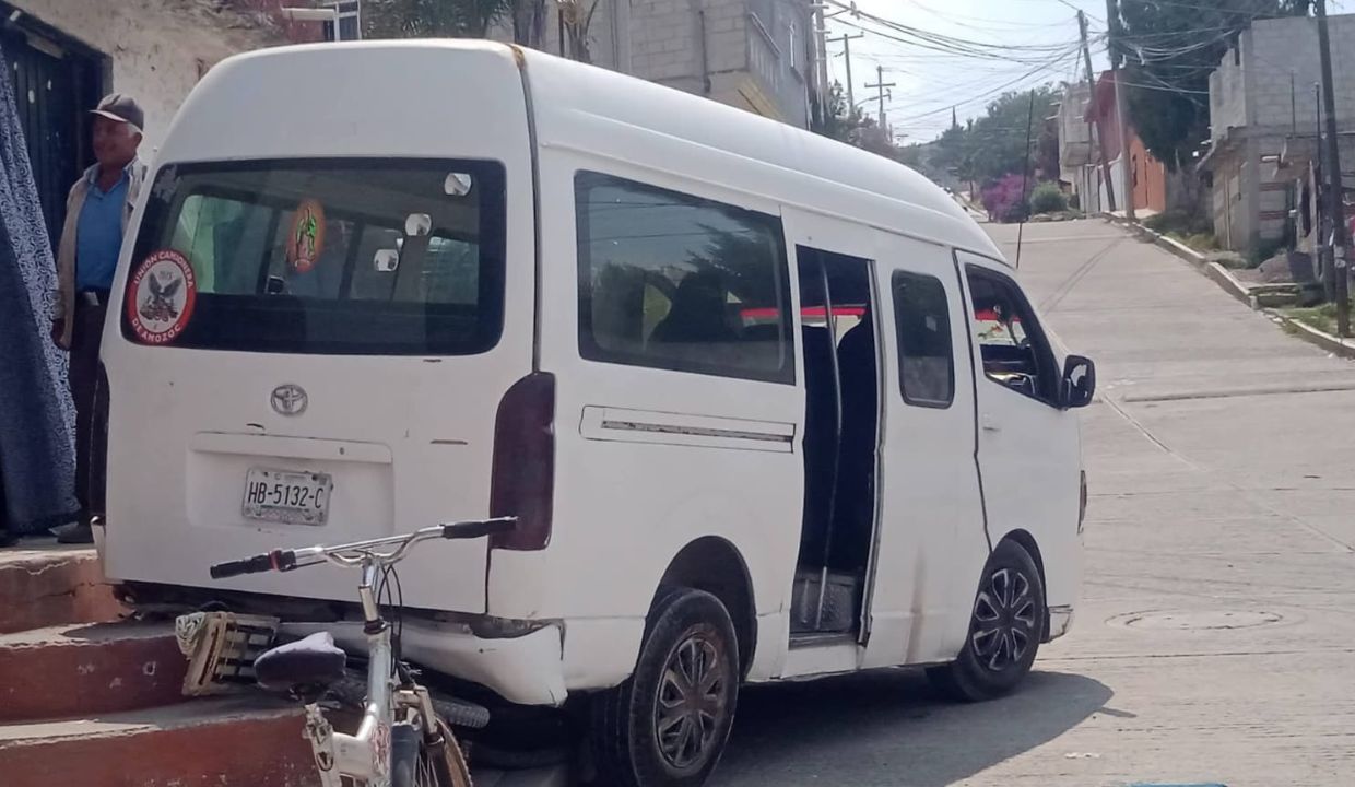 FOTOS: Combi se queda sin frenos en calles de Amozoc hoy lunes; esto se sabe