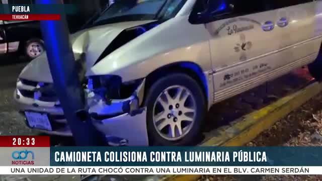 Conductor abandona camioneta tras chocar contra luminaria en Tehuacán