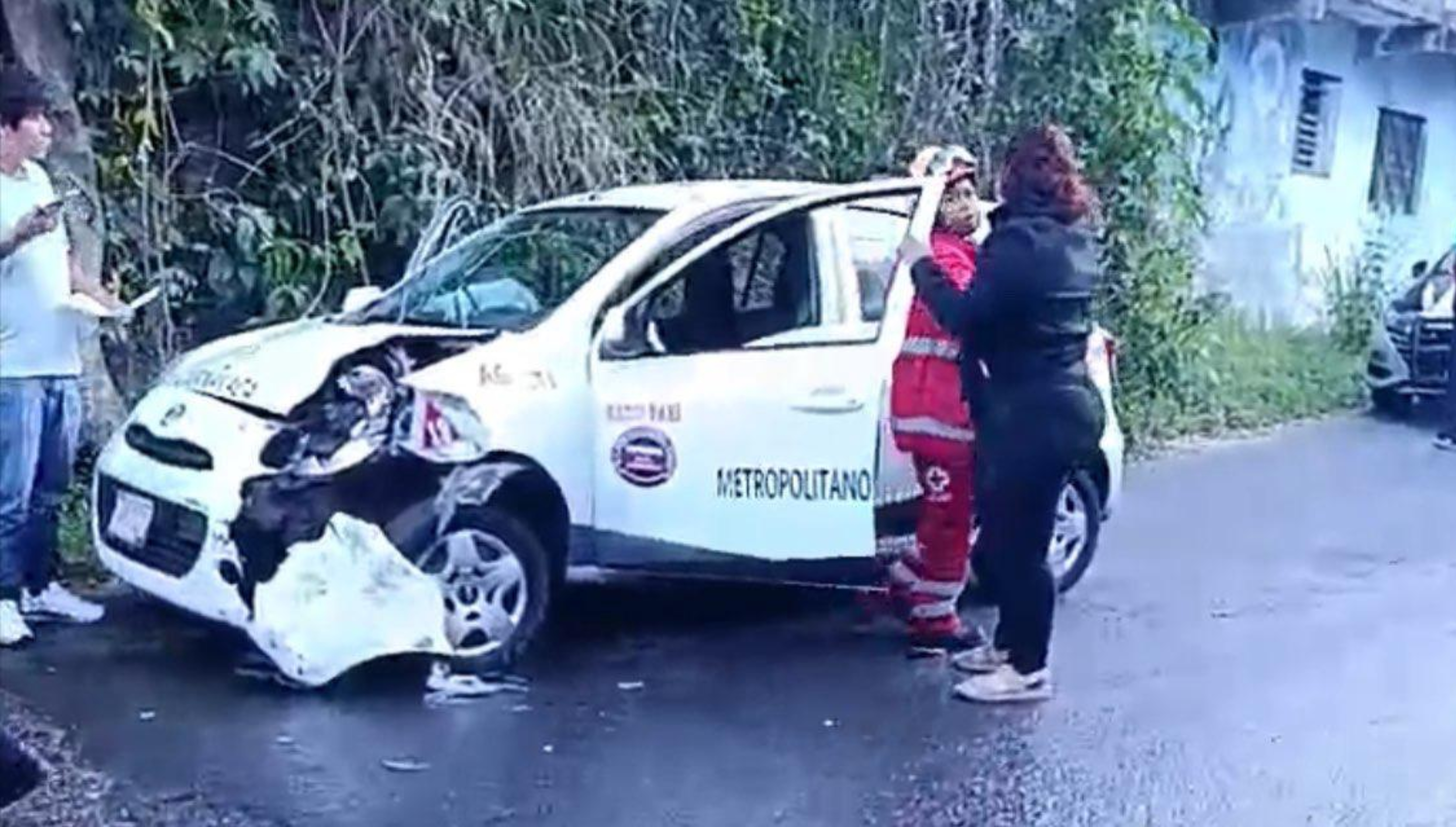 Choque entre taxi y camioneta deja un lesionado en Cuernavaca