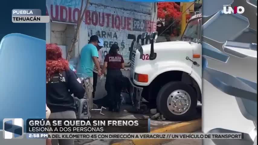 Grúa choque contra puesto de memelas en Tehuacán
