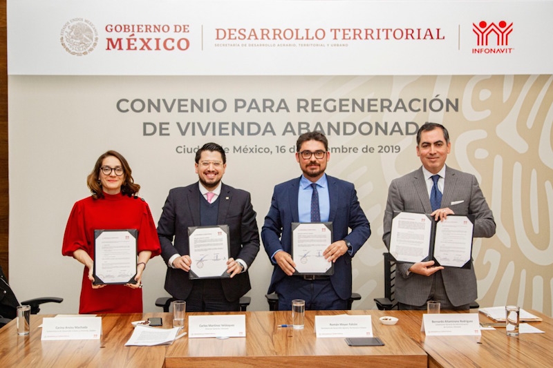 Sedatu e Infonavit firman convenio para viviendas abandonadas